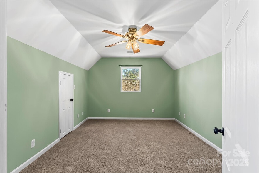Building Photo - Room in House on E 29th St