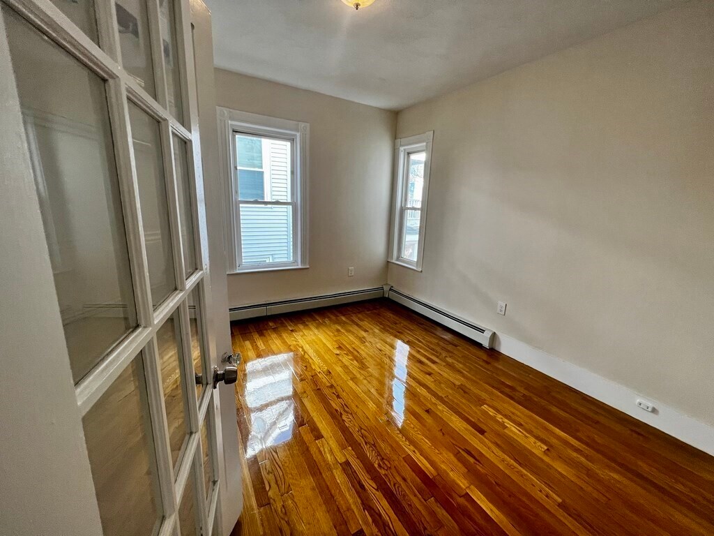 Building Photo - 19 Banks St