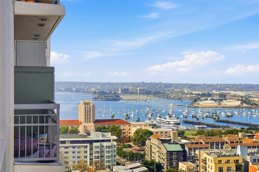 Building Photo - 300 W Beech St