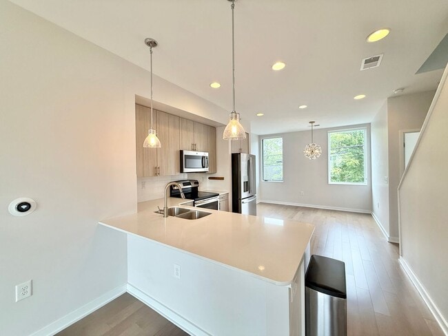 Building Photo - **OFFERING WAIVED APPLICATION FEES** Premier 2BD, 2.5BA Downtown Raleigh Townhome in a Prime Loca...