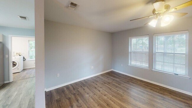 Building Photo - 910 Ave A