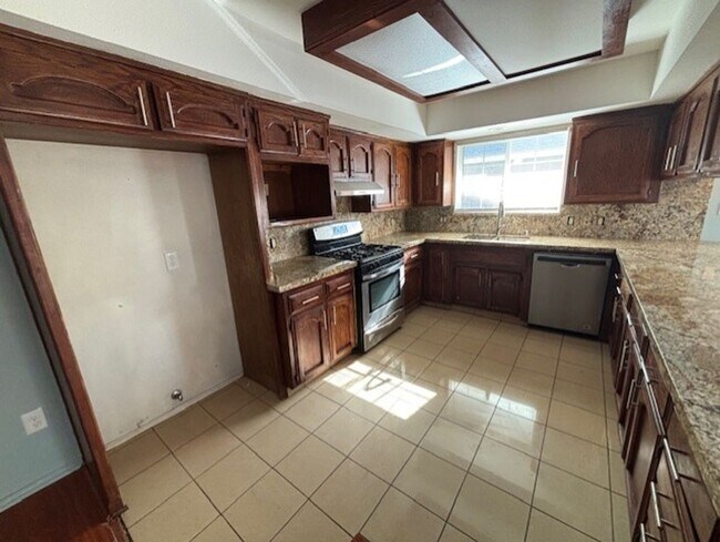Building Photo - Clean 3 Bedroom / 2 Bathroom Home near Pac...