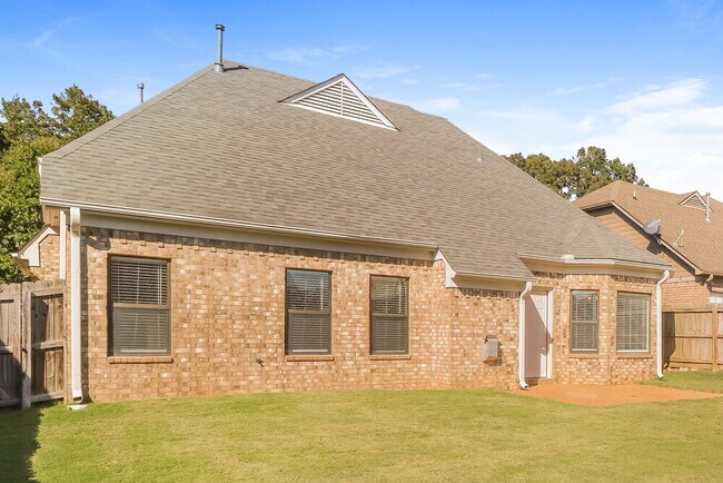 Building Photo - 300 Garden Springs Dr