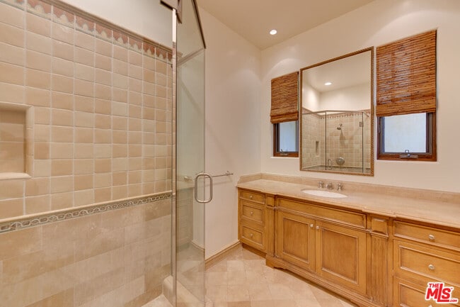 Building Photo - 9530 Hidden Valley Rd