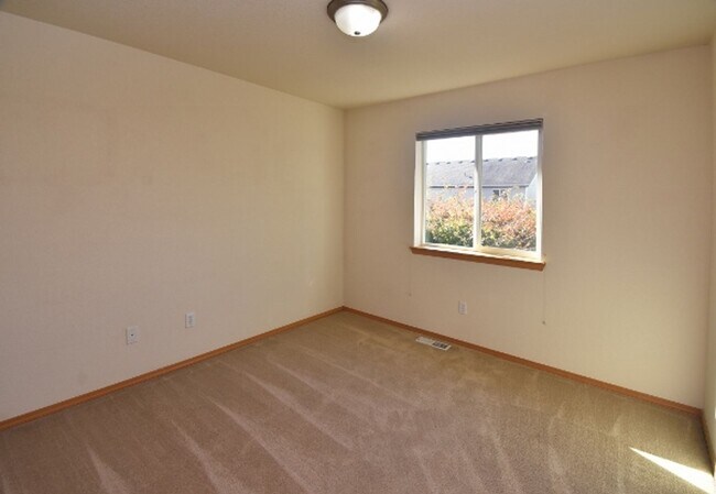 Building Photo - Well Maintained 4 BD