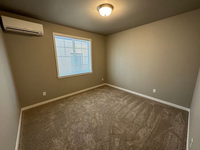 Building Photo - New 5 Bedroom / 5.5 Bath Townhome w/ A/C i...