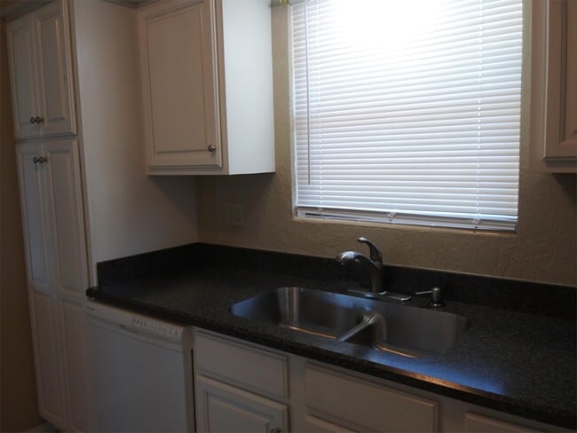 Building Photo - 32 Oakview Cir