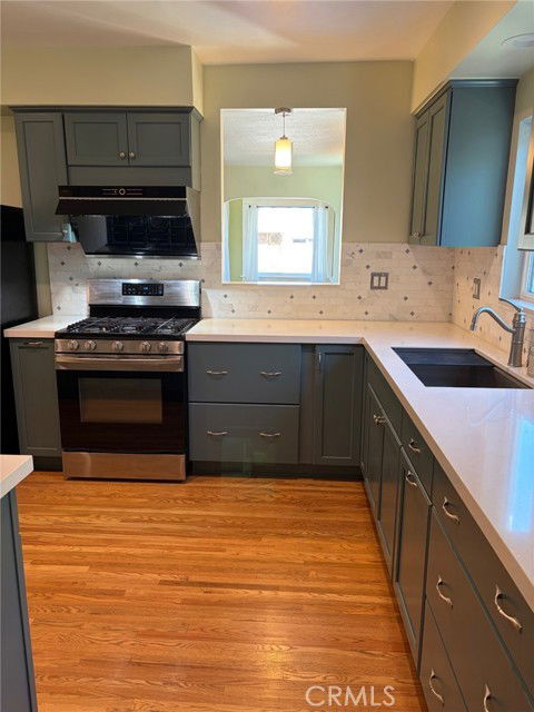 Building Photo - 559 W 39th St