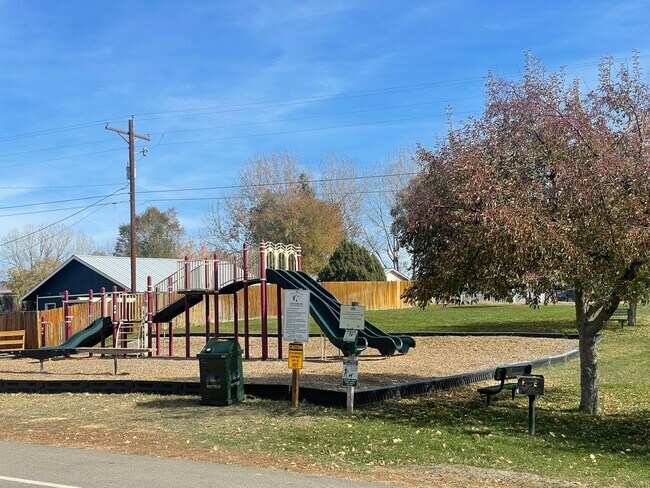 Building Photo - Three Bedroom Bayfield House with Large Fe...