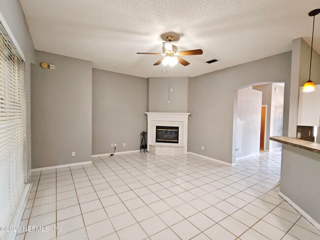 Building Photo - 1563 Lakeway Dr