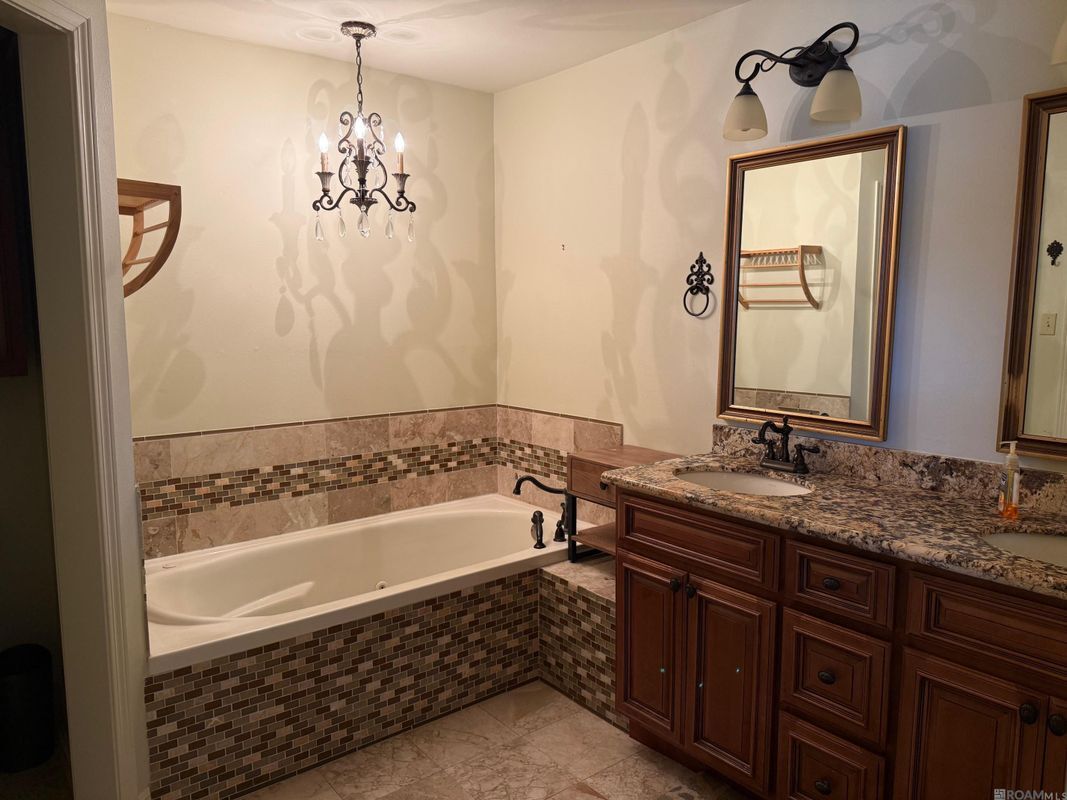 Building Photo - 10127 Runnymede Ave