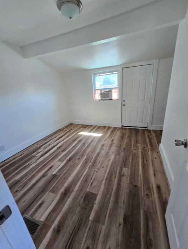Building Photo - Spacious One Bedroom Duplex located near S...