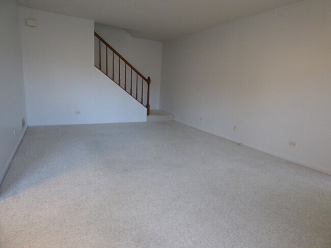 Building Photo - Beautiful 2 bd 1 1/2 ba as soon as July 1 move-in. Great Vernon Hills location!