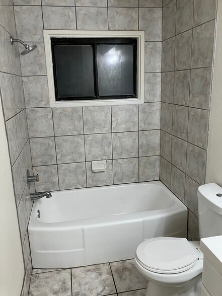 Main bathroom - 808 La Veta Dr NE