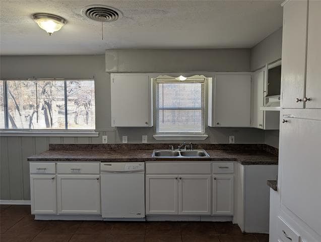 Building Photo - 2105 Forest Ave