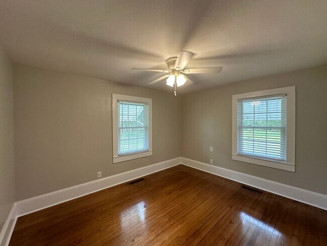 Building Photo - Modernized 3 bed 1 bath house