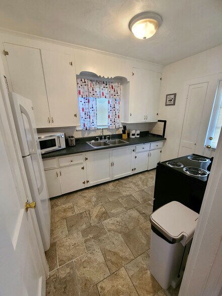 Kitchen - 257 Mt Vernon Ave