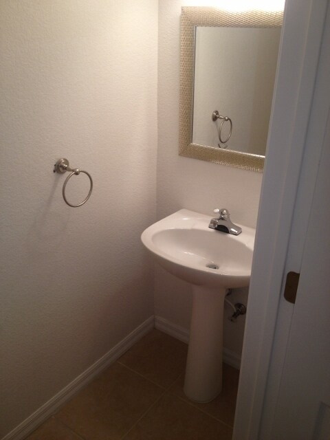 Building Photo - Quiet neighborhood close to Royal Park Plaza, theaters, shopping, restaurants, and UF