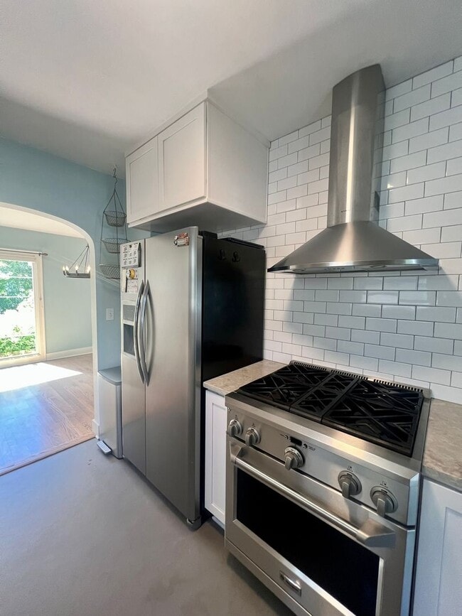 Building Photo - Updated 1920s 4BD