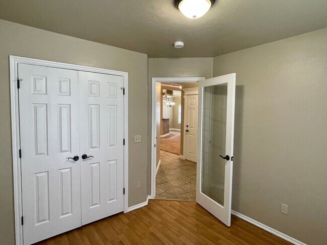 Building Photo - Beautiful 4 bed 2 bath home with a spacious up to date kitchen!