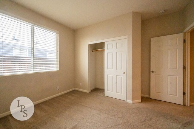 Building Photo - North East Fresno ‘Like New’ Home, 3BR/2BA, Built 2008 - Lots of Amenities!