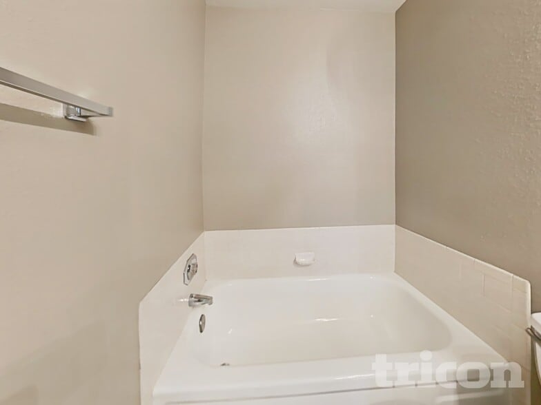 Building Photo - 3400 Suffolk Dr