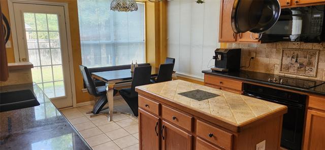 Building Photo - 809 Forest Hollow Dr