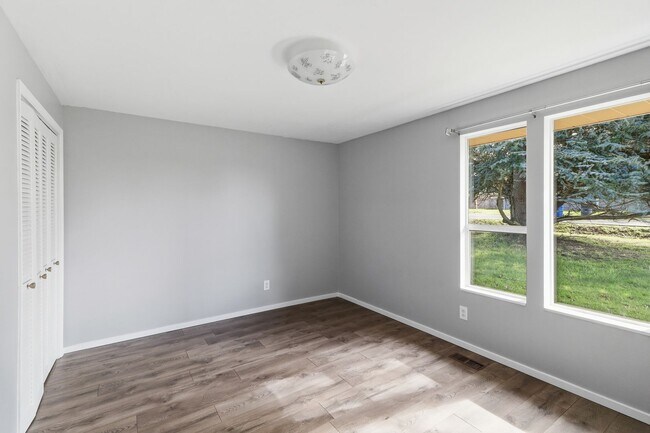 Building Photo - 4 Bed 2 Bath - Pet Friendly - Groups - Landscaping Included - NAS Whidbey