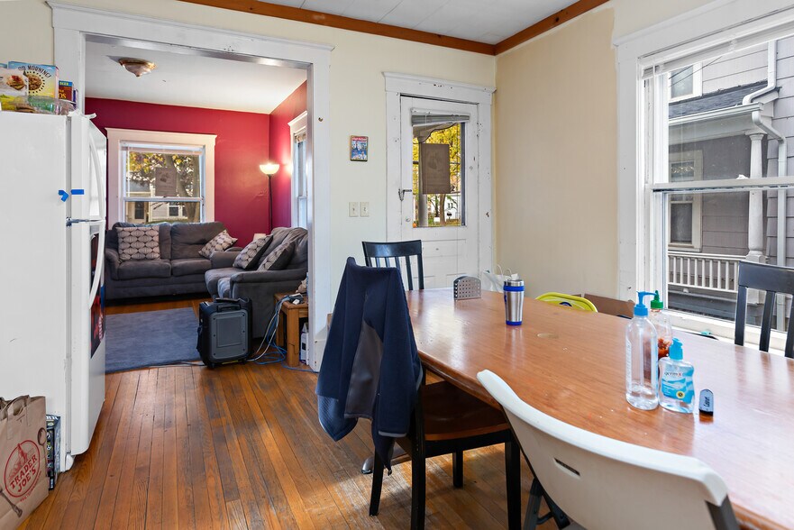Dining room - 1209 E University Ave