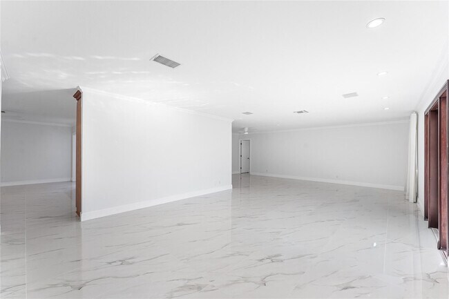 Building Photo - 2443 NE 26th St