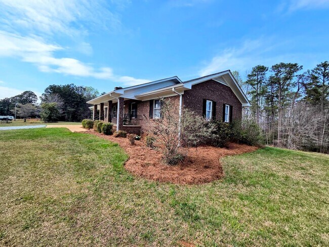 Building Photo - 3 Bedroom Brick Home Easley, SC