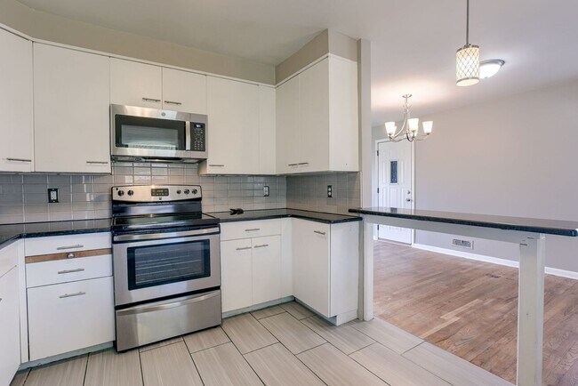 Building Photo - 4 Bedroom Westside Ranch!!