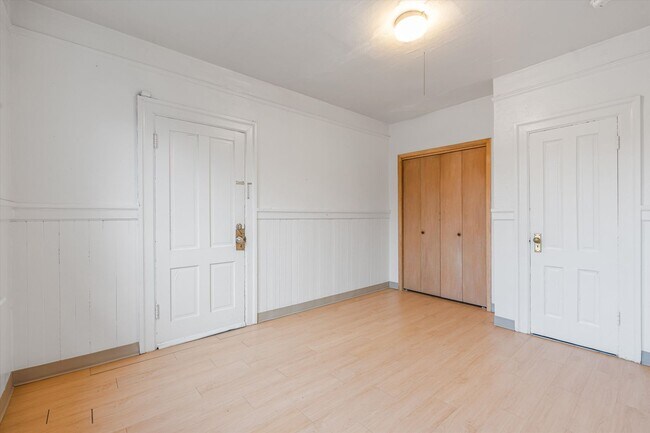 Building Photo - Cozy Studio Available Today in Goose Hollow!