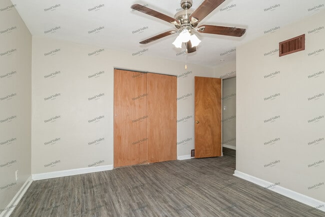 Building Photo - 152 Flora Dr