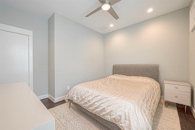 Building Photo - 712 Clark St