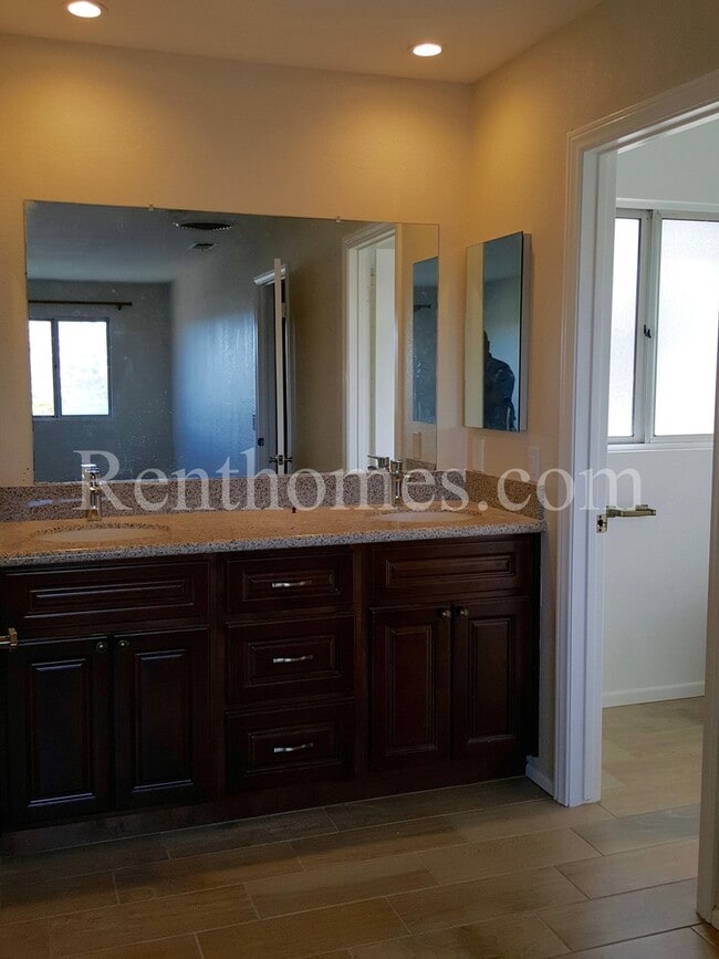 Building Photo - 9929 Via De Oro