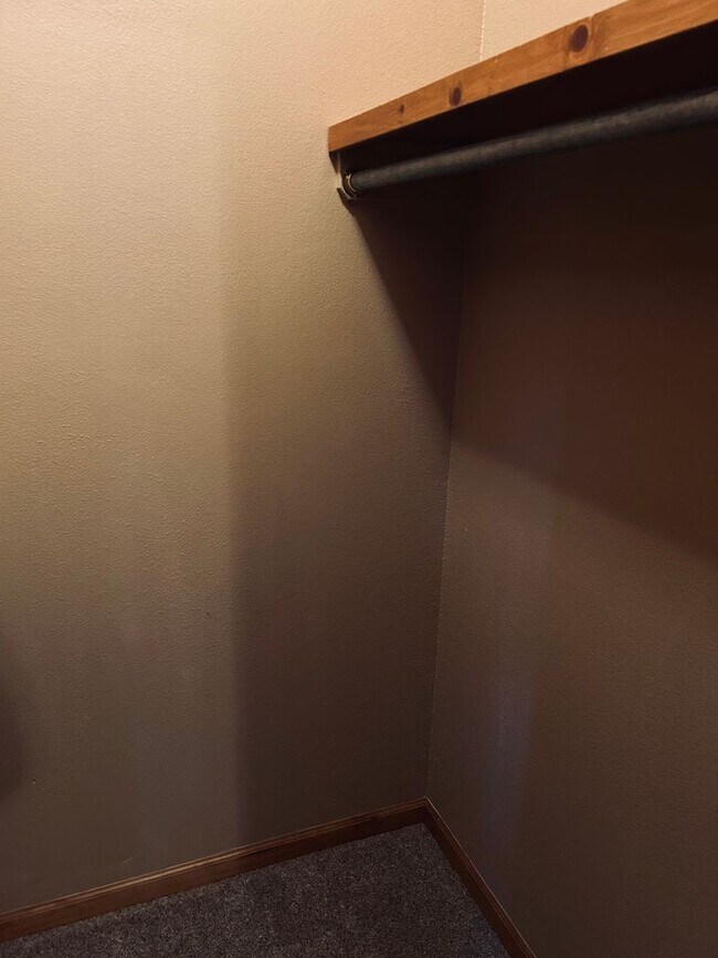 Building Photo - Gorgeous Home Located on Rivercut Golf Cou...