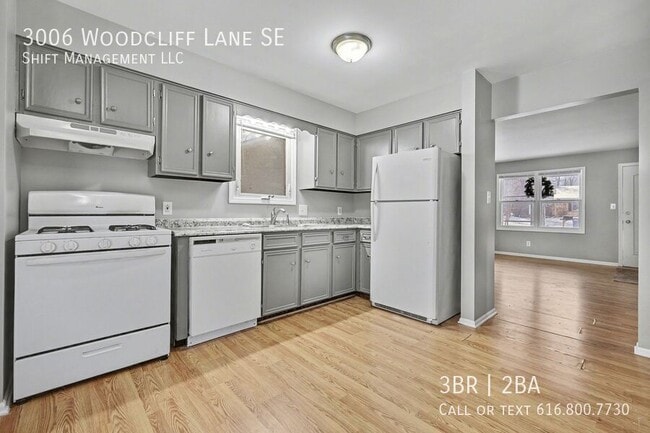 Building Photo - 3006 Woodcliff Ln SE