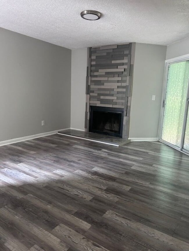 Building Photo - Newly Renovated Two Bedroom Condo Available! Move In Ready!