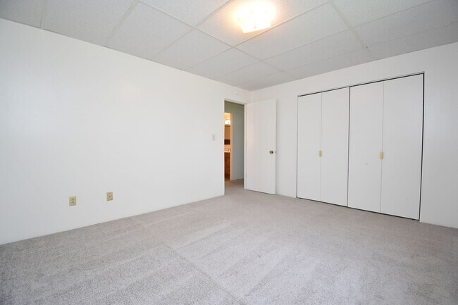 Building Photo - Pet Friendly! Garden Level 2 Bedroom in a ...