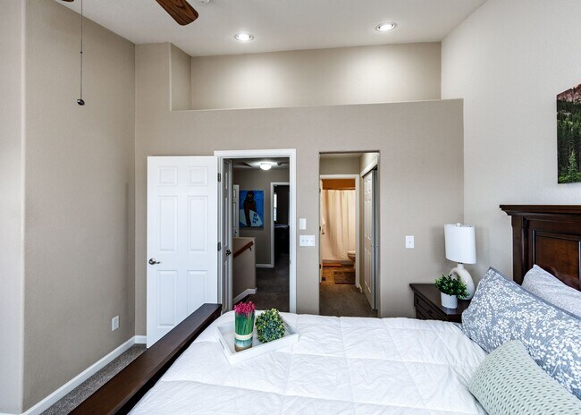 Building Photo - Fully Furnished Downtown 2 Bed, 4 Bath Executive Townhouse