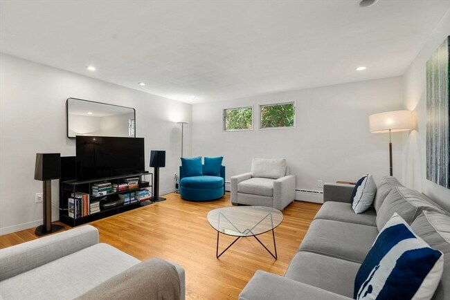 Building Photo - 20 Follen St