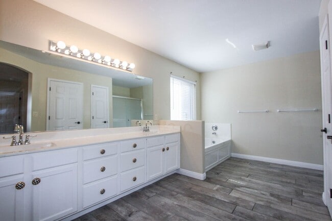Building Photo - 3 Bedroom Home in Viewpoint East  Applicat...