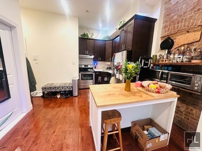 Building Photo - Gorgeous 1 Bedroom in Striver's Row Histor...