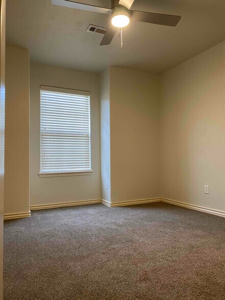 Building Photo - 918 Oakwood Ln