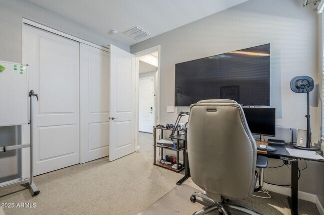 Building Photo - 9935 E Thornbush Ave