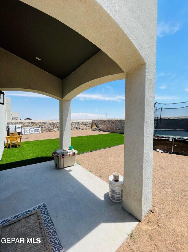 Building Photo - 2220 Tierra Delmonte Dr