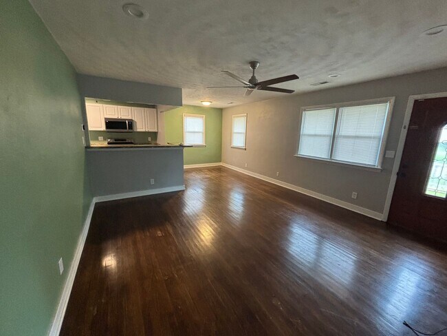 Building Photo - Charming 3 Bedroom 1 Bathroom Brick Ranch ...