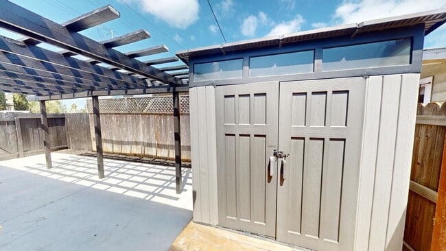 Building Photo - Charming 2 bed, 1.5 bath home with views of Downtown!