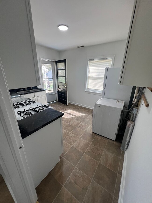 Building Photo - 2 BR / 1 BA  Renovated home near VCU in Byrd Park Area! Pets considered! Available April 15st!